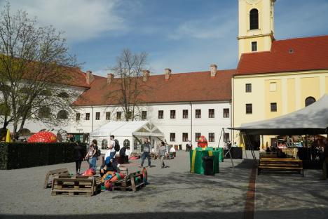 A început Târgul de Paști în Oradea: Fortăreața este decorată cu ouă și iepurași, sunt deschise standuri cu bunătăți și ateliere de creație (FOTO / VIDEO)