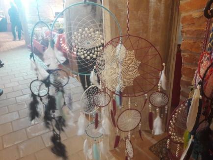 Târg de produse hand-made în Cetate: De la cornulețe și broșe, până la spumantul Silvaniei în sticlă îmbrăcată în catifea (FOTO)
