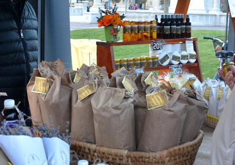 Târg tradiţional de Paște în Piața Unirii: Gospodarii din Valea Ierului aduc cașcaval, miere, murături și vin