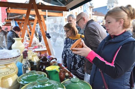 A început târgul produselor şi gusturilor din Valea Ierului, în Piaţa Unirii (FOTO)