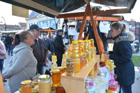 A început târgul produselor şi gusturilor din Valea Ierului, în Piaţa Unirii (FOTO)