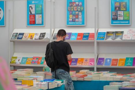 'Blind Date with a Book', reduceri şi cadouri inedite la Târgul de carte Gaudeamus, deschis în Piaţa Unirii din Oradea (FOTO)