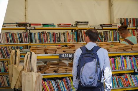 'Blind Date with a Book', reduceri şi cadouri inedite la Târgul de carte Gaudeamus, deschis în Piaţa Unirii din Oradea (FOTO)