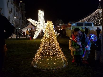 Iluminatul de sărbători a fost pornit, a început Târgul de Crăciun în Oradea. Vezi cum arată! (FOTO / VIDEO)