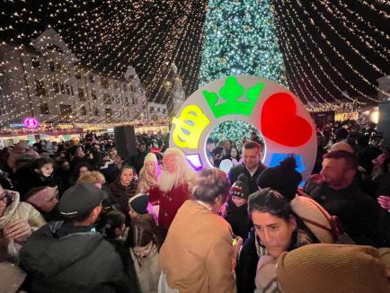 „Să înceapă magia!”: Târgul de Crăciun din Oradea a fost deschis. Luminițele de sărbătoare au fost aprinse în prezența lui Moș Crăciun (FOTO/VIDEO)