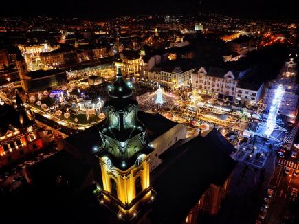 „Să înceapă magia!”: Târgul de Crăciun din Oradea a fost deschis. Luminițele de sărbătoare au fost aprinse în prezența lui Moș Crăciun (FOTO/VIDEO)