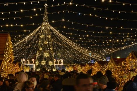 Start la Târgul de Crăciun: Mii de oameni au invadat Piața Unirii. Oradea s-a 'îmbrăcat' de sărbătoare (FOTO / VIDEO)