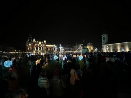 A început sărbătoarea în Oradea! Mii de oameni la pornirea luminițelor festive, în Piața Unirii (FOTO/VIDEO)