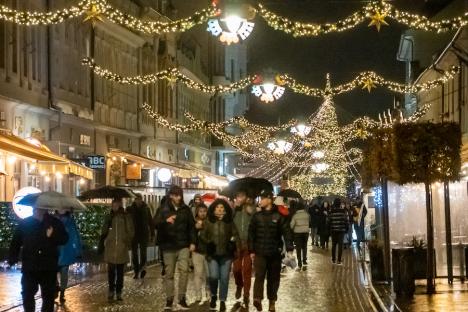 Fundițe, luminițe, urși polari și... ploaie: Au fost aprinse luminile de Crăciun în Oradea (FOTO/VIDEO)