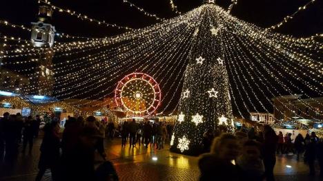 S-a deschis Târgul de Crăciun din Oradea! Piaţa Unirii, invadată de luminițe (FOTO / VIDEO)