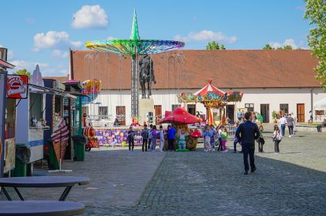 A început Târgul de Paște din Cetatea Oradea: Copiii, invitați la întâlniri cu iepurași uriași, ateliere și parc de distracții (FOTO)