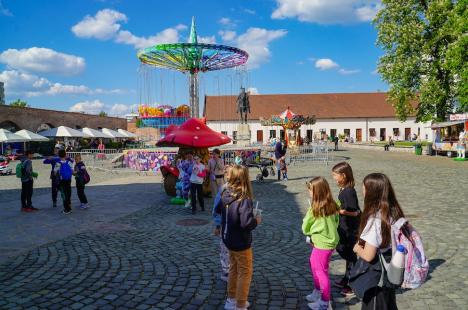A început Târgul de Paște din Cetatea Oradea: Copiii, invitați la întâlniri cu iepurași uriași, ateliere și parc de distracții (FOTO)