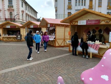 S-a deschis Târgul de Paşte din Oradea, cu produse tradiţionale, decoraţiuni şi iepuraşi (FOTO/VIDEO)