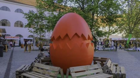 S-a deschis Târgul de Paşti, în Cetate: Ouă gigant, iepuraşi, un labirint verde şi multe bunătăţi (FOTO / VIDEO)