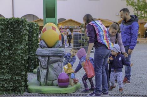S-a deschis Târgul de Paşti, în Cetate: Ouă gigant, iepuraşi, un labirint verde şi multe bunătăţi (FOTO / VIDEO)