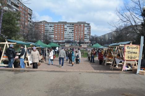 Agricultorii din Valea Ierului s-au mutat la Oradea. Târg de bunătăţi în Parcul Magnoliei (FOTO)