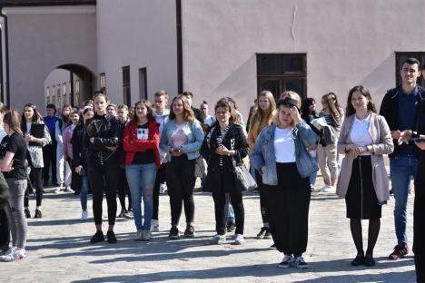 Târg de joburi și orientare în carieră, la Cetatea Oradea: Elevi din tot județul descoperă ce se cere pe piața muncii (FOTO)