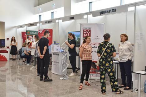 Bursa locurilor de muncă, la Oradea Arena. Angajatorii caută peste 1.700 de oameni, dar cu „șanse mici” să-i găsească în județul Bihor (FOTO)