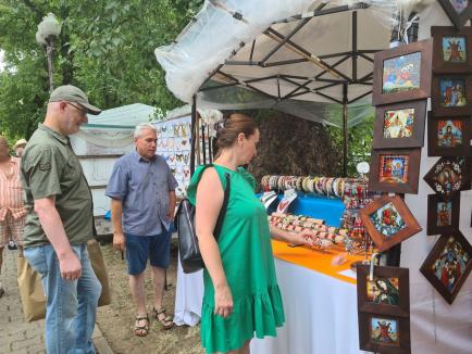 A început Târgul Meşterilor Populari. Ce pot găsi vizitatorii în Parcul Bălcescu din Oradea (FOTO / VIDEO)