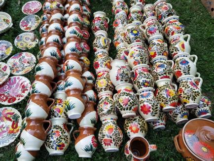 A început Târgul Meşterilor Populari, cu obiecte alese, în Parcul Bălcescu (FOTO) 