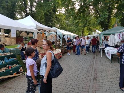 A început Târgul Meşterilor Populari, cu obiecte alese, în Parcul Bălcescu (FOTO) 