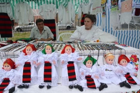 Târgul tradiţiilor. Meşterii populari îşi aşteaptă clienţii în Parcul Bălcescu (FOTO)