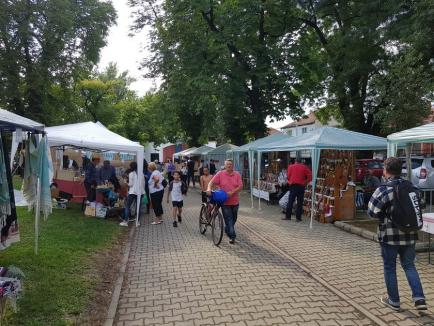 În lumea tradiţiilor. Meşterii populari şi-au expus creaţiile în Parcul Bălcescu din Oradea (FOTO / VIDEO)