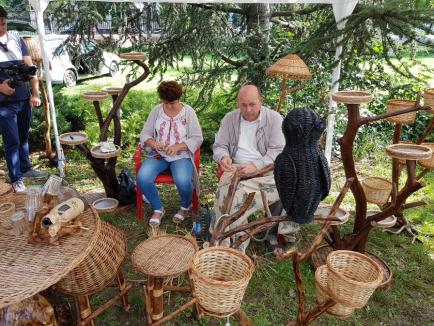 În lumea tradiţiilor. Meşterii populari şi-au expus creaţiile în Parcul Bălcescu din Oradea (FOTO / VIDEO)