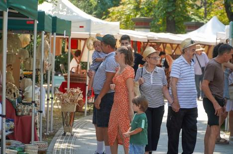 O nouă ediție a Târgului Meșterilor Populari. Ce au adus artizanii în Parcul Muzeului Țării Crișurilor din Oradea (FOTO)