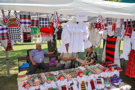 O nouă ediție a Târgului Meșterilor Populari. Ce au adus artizanii în Parcul Muzeului Țării Crișurilor din Oradea (FOTO)