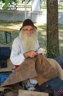 O nouă ediție a Târgului Meșterilor Populari. Ce au adus artizanii în Parcul Muzeului Țării Crișurilor din Oradea (FOTO)