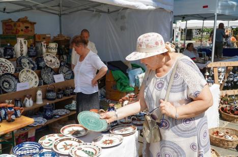 O nouă ediție a Târgului Meșterilor Populari. Ce au adus artizanii în Parcul Muzeului Țării Crișurilor din Oradea (FOTO)