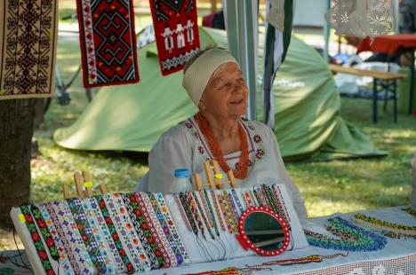 O nouă ediție a Târgului Meșterilor Populari. Ce au adus artizanii în Parcul Muzeului Țării Crișurilor din Oradea (FOTO)