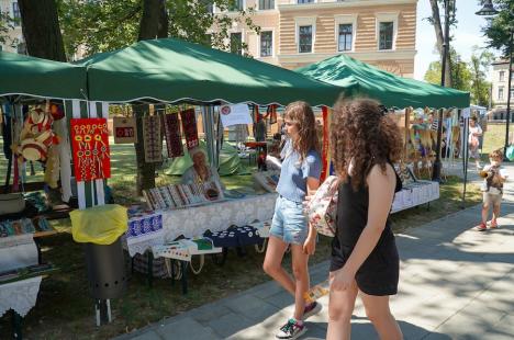 O nouă ediție a Târgului Meșterilor Populari. Ce au adus artizanii în Parcul Muzeului Țării Crișurilor din Oradea (FOTO)