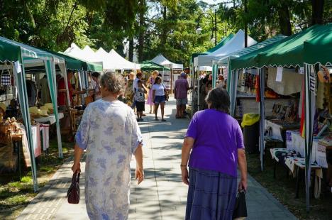 O nouă ediție a Târgului Meșterilor Populari. Ce au adus artizanii în Parcul Muzeului Țării Crișurilor din Oradea (FOTO)