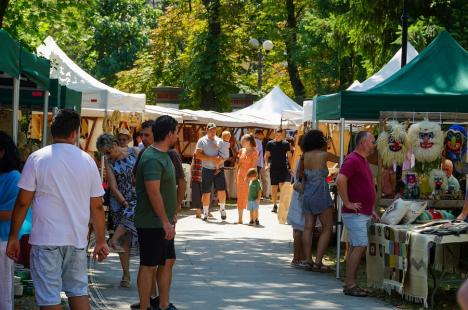 O nouă ediție a Târgului Meșterilor Populari. Ce au adus artizanii în Parcul Muzeului Țării Crișurilor din Oradea (FOTO)