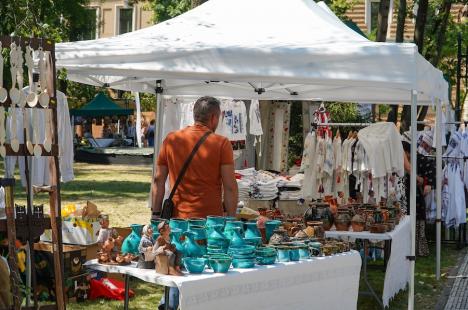 O nouă ediție a Târgului Meșterilor Populari. Ce au adus artizanii în Parcul Muzeului Țării Crișurilor din Oradea (FOTO)