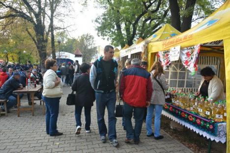 Târgul Pălincarilor: Parcul Nicolae Bălcescu s-a umplut de lume (FOTO)