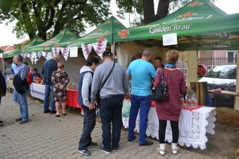Weekend cu palincă, mititei şi muzică populară în Parcul Bălcescu (FOTO/VIDEO)
