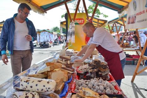 Hai la târg! Miere, dulceţuri, brânzeturi, zacuscă, pălincă, ciocolată de casă, artizanat şi muzică populară, la târgul 'Produs de Cluj' (FOTO)