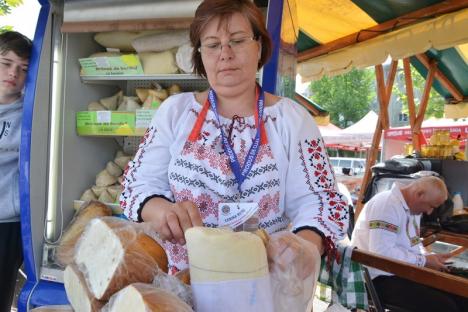 Hai la târg! Miere, dulceţuri, brânzeturi, zacuscă, pălincă, ciocolată de casă, artizanat şi muzică populară, la târgul 'Produs de Cluj' (FOTO)