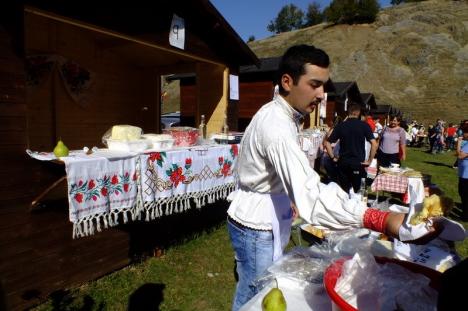 Festivalul bunătăților: Sătenii din comuna Roşia aşteaptă oaspeţi la a opta ediţie a târgului 'Straiţă plină' (FOTO)
