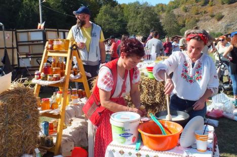 Festivalul bunătăților: Sătenii din comuna Roşia aşteaptă oaspeţi la a opta ediţie a târgului 'Straiţă plină' (FOTO)