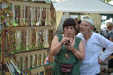 Parcul Bălcescu, plin de lume! Târgul meşterilor populari reuneşte peste 130 artişti din toată ţara şi de peste hotare (FOTO)