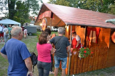 Parcul Bălcescu, plin de lume! Târgul meşterilor populari reuneşte peste 130 artişti din toată ţara şi de peste hotare (FOTO)