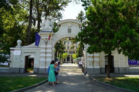 A început Târgul Meşterilor Populari în Oradea. Ce pot găsi vizitatorii în curtea Muzeului Ţării Crişurilor (FOTO / VIDEO)