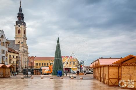 Pregătiri de Crăciun: Piaţa Unirii, decorată cu un brad înalt, căsuţe din lemn şi o roată-carusel imensă (FOTO)