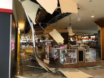 O bucată de tavan s-a prăbușit la Iulius Mall, în Cluj Napoca! Cum s-a petrecut incidentul (VIDEO)