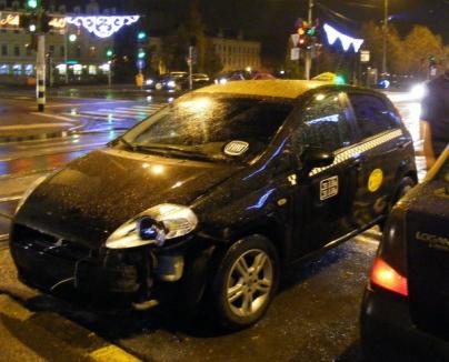 "Măiestrie" de taximetrist: a manevrat în parcare până l-a lovit tramvaiul (FOTO)