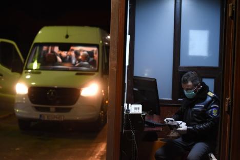 Teama de coronavirus: Primul autocar cu elevi întorşi din Italia a intrat în ţară prin Vama Borş (FOTO / VIDEO)